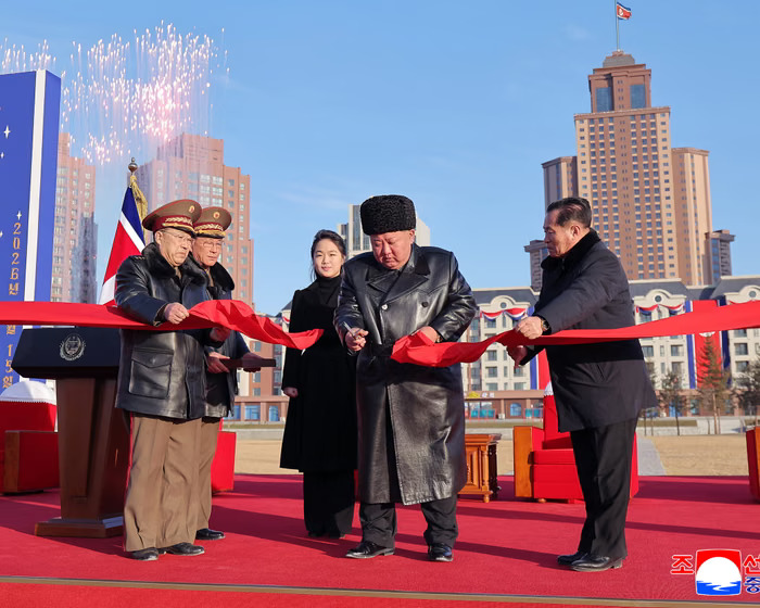 Kim Jong-un dan putrinya Kim Ju-ae menghadiri upacara pembukaan kompleks perumahan baru di Pyongyang untuk keluarga tentara yang tewas saat berperang untuk Rusia dalam perang Ukraina.
