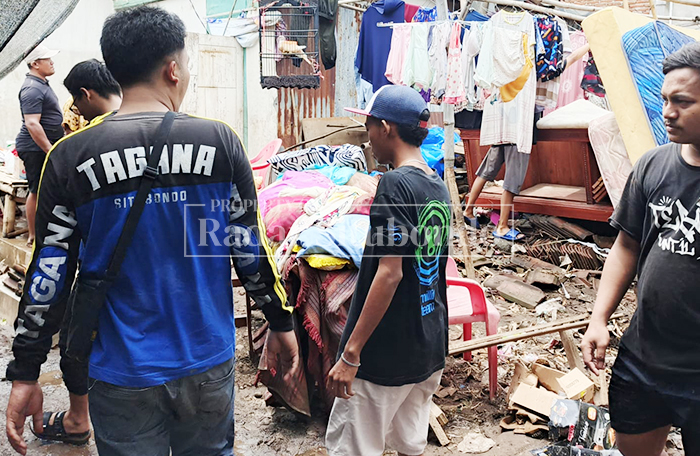 MENUNGGU: Para warga terdampak banjir di wilayah Kecamatan Besuki, Kabupaten Situbondo berharap ada bantuan perbaikan, belum lama ini.