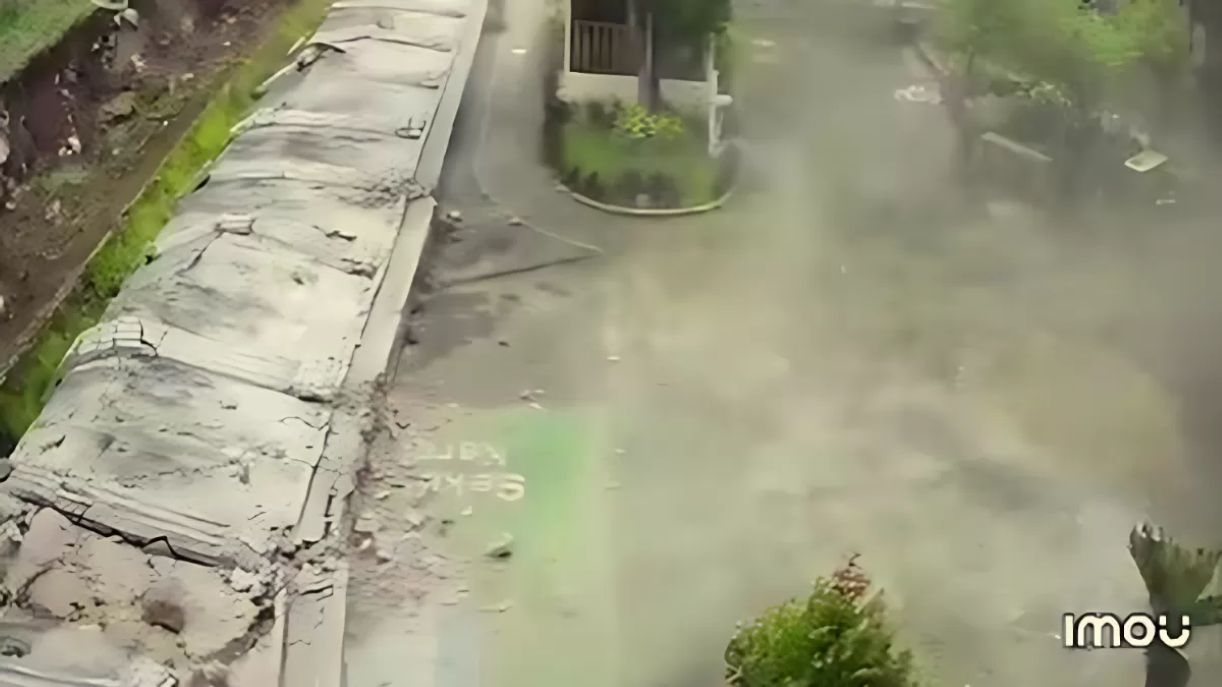 Tangkapan layar CCTV memperlihatkan detik-detik tembok SMP Negeri 182 Kalibata, Pancoran, Jakarta Selatan roboh.