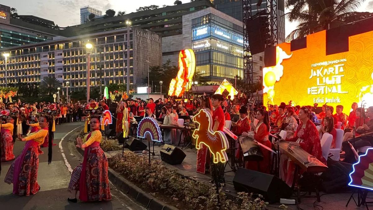 Festival Imlek Jakarta 2026 di Halte Bundaran Hotel Indonesia (HI), Jumat (12/2).