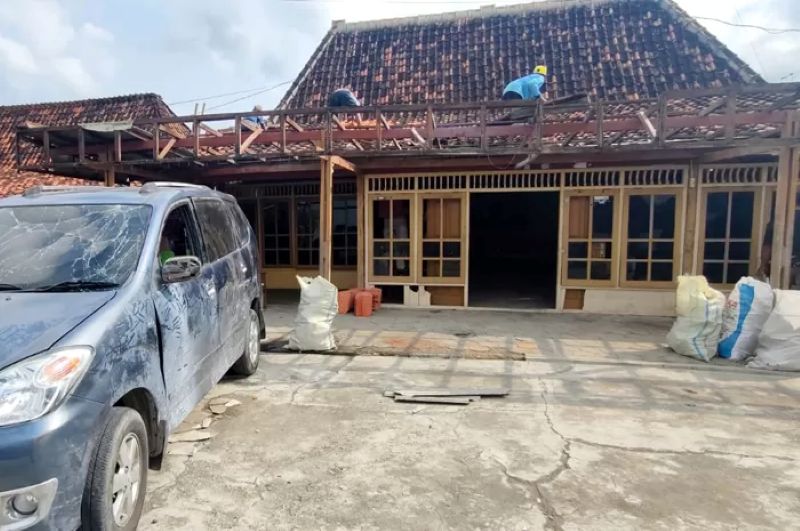Warga perbaiki rumah warga Dusun Sanggeh, Desa Tambirejo, Kecamatan Toroh genteng dan dinding serta kaca rumah rusak akibat terkena ledakan mercon rakitan, Minggu (15/2).