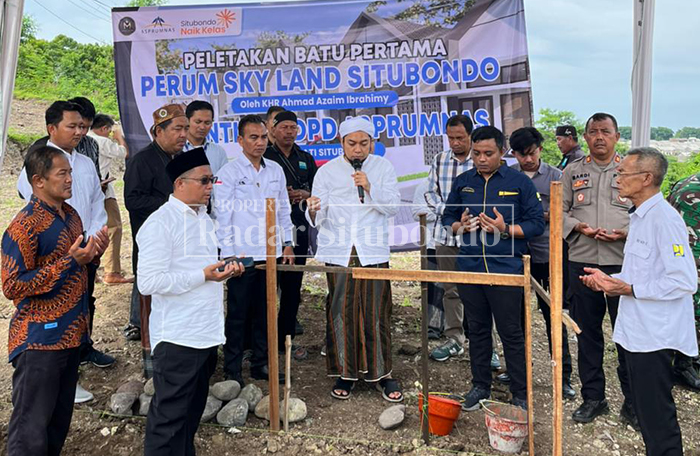 Abah Sulaiman pengembang Sky Land berdoa bersama dengan KHR Achmad Azaim Ibrahimy, dalam peletakan batu pertama, di Jalan Tembus Lama, Desa Kotakan, Kecamatan Situbondo, senin lalu (16/2).