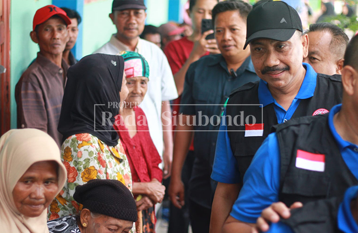 MENYAPA: Para pengurus PGRI Situbondo saat memberikan bantuan kepada korban terdampak banjir bandang di Kecamatan Banyuglugur, Situbondo, Senin (16/2).