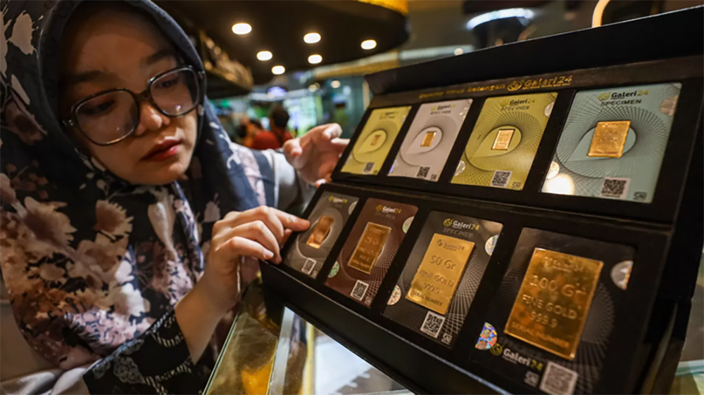 Pegawai merapikan logam mulia di salah satu gerai Galeri24 milik Pegadaian di Jakarta.
