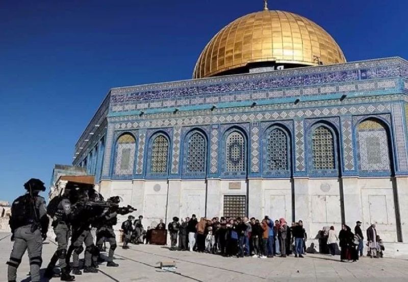 Tentara Israel melakukan penyerangan di Kompleks Masjidil Al Aqsa di Jerusalem, Palestina.