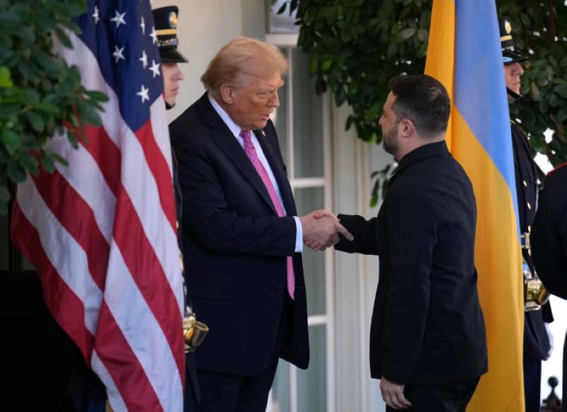 Donald Trump menyapa Volodymyr Zelenskyy pada Oktober 2025.