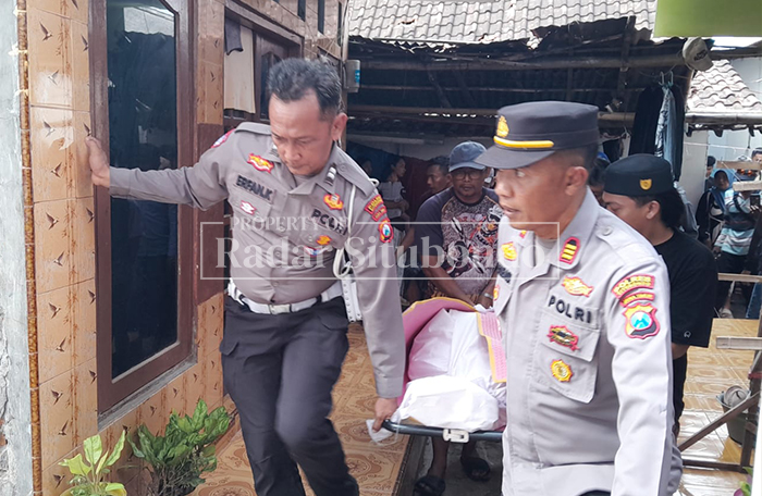 KORBAN LEDAKAN: Jenazah Supriyadi, 50, warga Dusun Mimbo, Desa Sumberanyar, Kecamatan Banyuputih, tiba di rumah duka, Rabu (18/2).