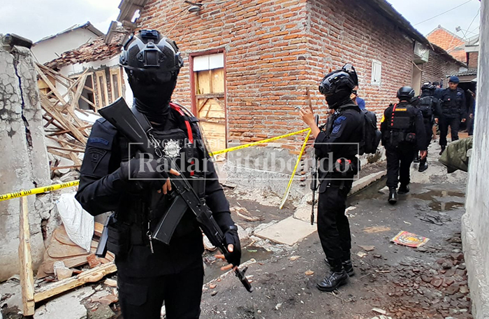 DIJAGA KETAT: Tim penjinak bom dari Kompi Brimob Tenggarang, Bondowoso, melakukan pengamanan di area ledakan petasan, di Desa Sumberanyar, Kecamatan Banyuputih, Rabu (18/2).
