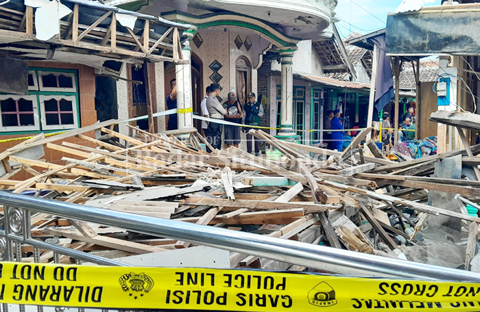 RUSAK BERAT: Anggota Polres Situbondo meninjau rumah roboh di Dusun Mimbo, Desa Sumberanyar, Kecamatan Banyuputih, Rabu (18/2).