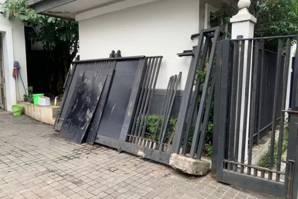 Kondisi pagar rumah mantan Wakil Presiden Jusuf Kalla (JK) yang ditabrak pengendara mobil di kawasan Kebayoran Baru, Jakarta Selatan, Rabu (18/2/2026).