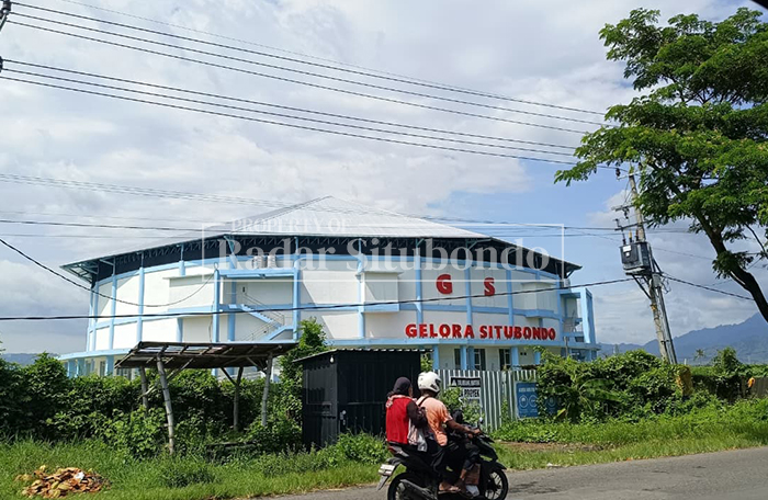 NAIK MOTOR: Warga berboncengan melintas di depan Gedung Olahraga Gelora Situbondo (GS) di Jalan Desa Kilensari, Kecamatan Panarukan, Situbondo, Kamis (19/2).