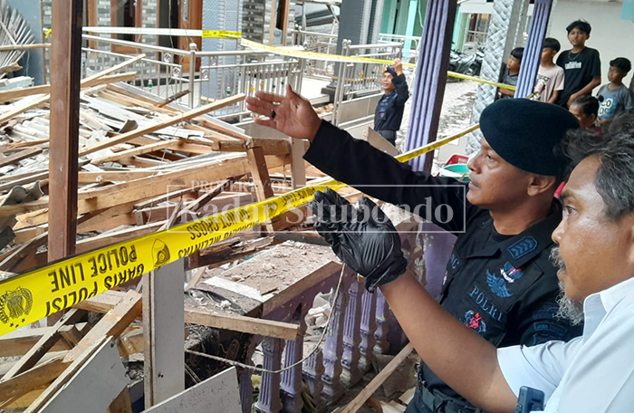 OLAH TKP:Tim INAFIS Polres Situbondo berdiskusi dengan tim penjinak bom dari Kompi Brimob Tenggarang, Bondowoso, Kamis (19/2).
