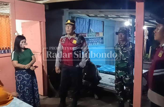 PATROLI RAMADAN: Anggota Polsek Banyuglugur mendatangi warung remang-remang di pinggir Jalan Pantura, Kecamatan Banyuglugur, Rabu malam (18/2).