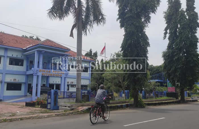 PENGENDARA MELINTAS: Kantor Dinas Sosial Situbondo di Jalan Anggrek, Patokan, Kecamatan Situbondo, Situbondo, Kamis (19/2) .