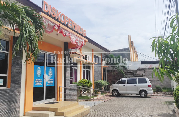 DIPARKAN DI DEPAN KANTOR: Mobil dinas terparkir di halaman Dinas Koperasi dan Perdagangan (Diskoperindag) Situbondo, Kamis (19/2).