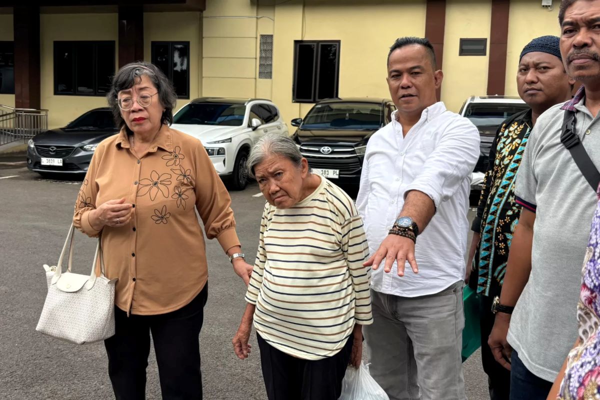 Didampingi kuasa hukumnya, Nenek Elina memenuhi panggilan klarifikasi di gedung Ditreskrimum Polda Jawa Timur.