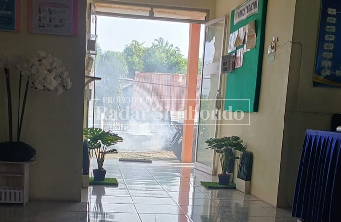 DEPAN PINTU: Sepeda terparkir di depan pagar gedung Unit Pelaksana Teknis (UPT) Pusat Kesehatan Masyarakat (Puskesmas) Widoropayung, Kecamatan Besuki, Situbondo, Jumat (20/2).
