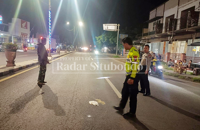 OLAH TKP: DW, 17, warga Dusun Krajan, Desa Lubawang, Kecamatan Banyuglugur, terkapar di badan Jalan Raya, selatan Alun-alun Pate Alos, Besuki, Kamis malam (19/2).