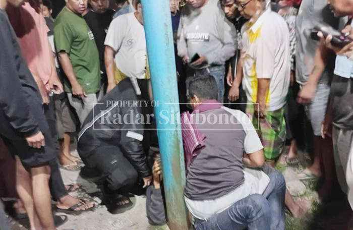 DIRINGKUS: Muhlas, 30, warga Dusun Mandaran, Desa Pesisir, Kecamatan Besuki, diamankan massa di utara Alun-alun Besuki, Jumat dini hari (20/2).