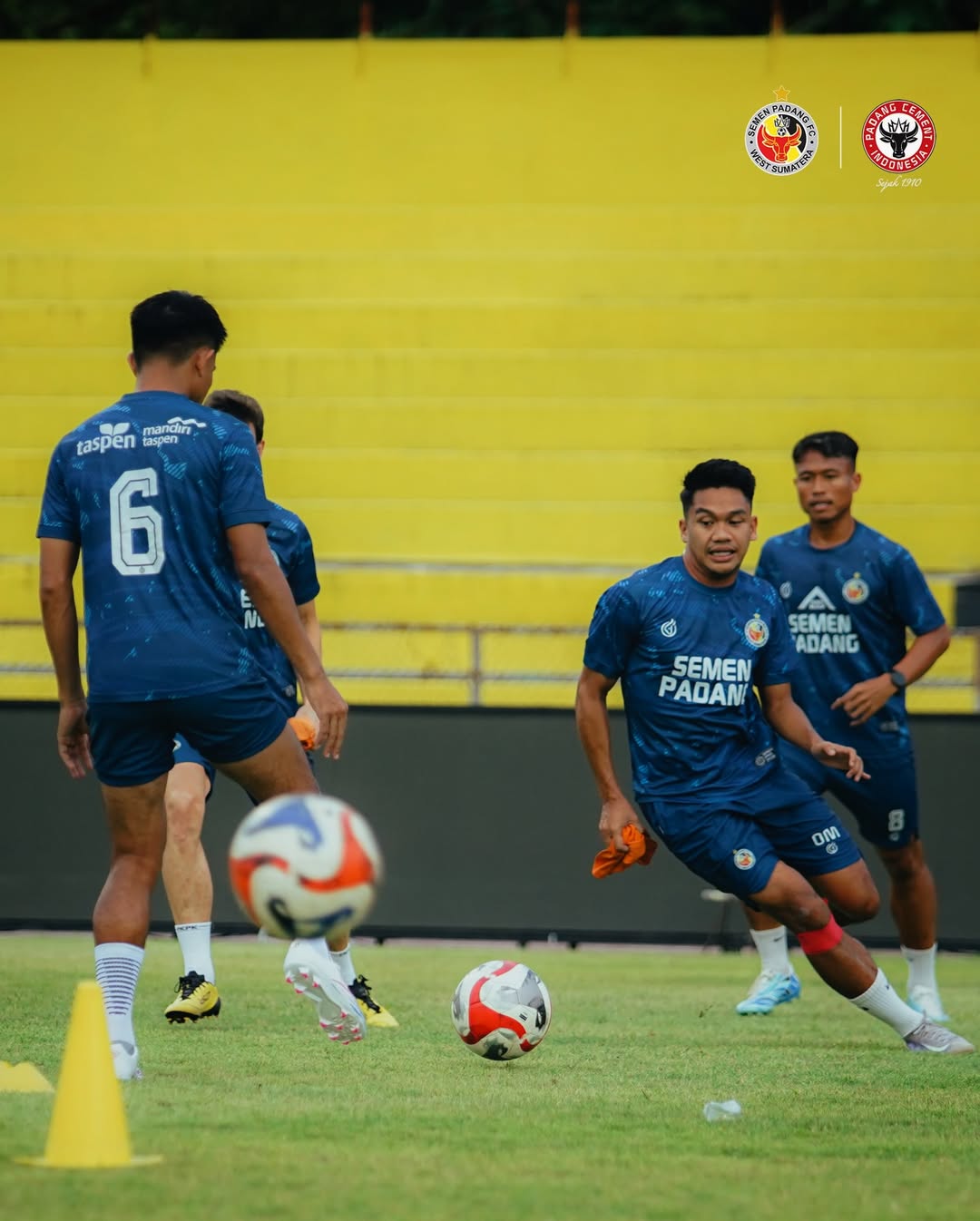 Sesi latihan Semen Padang jelang laga menghadapi Malut United.