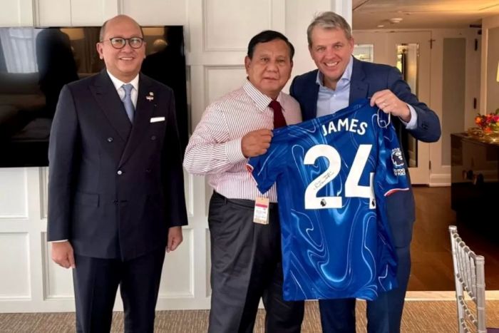 Presiden Prabowo Subianto (tengah) dan CEO Eldridge Industries pemilik klub Liga Inggris Chelsea Todd L. Boehly (kanan).