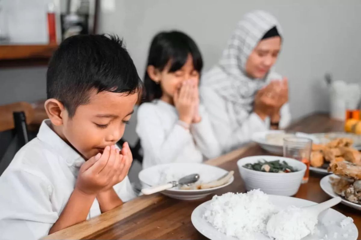 Ilustrasi anak-anak belajar berpuasa.