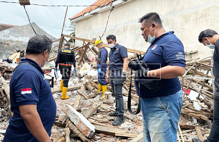 OLAH TKP: Tim INAFIS Polres Situbondo berdiskusi dengan tim penjinak bom dari Kompi Brimob Tenggarang, Bondowoso, Jumat lalu (19/2). 