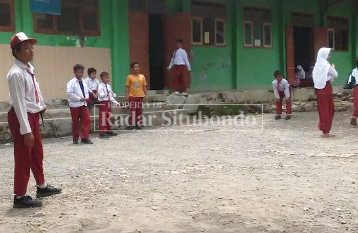 Data Dinas Pendidikan dan Kebudayaan (Dispendikbud) Kabupaten Situbondo mencatat jumlah anak yang tidak melanjutkan sekolah mencapai sekitar 5.828 siswa. 