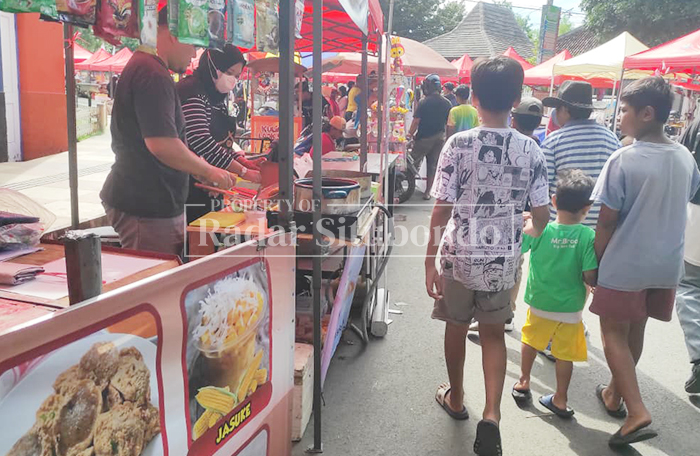 PELAKU USAHA: Beberapa pemilik Usaha Mikro, Kecil, dan Menengah (UMKM) berjualan di area alun-alun saat car free day pada hari libur, belum lama ini. 