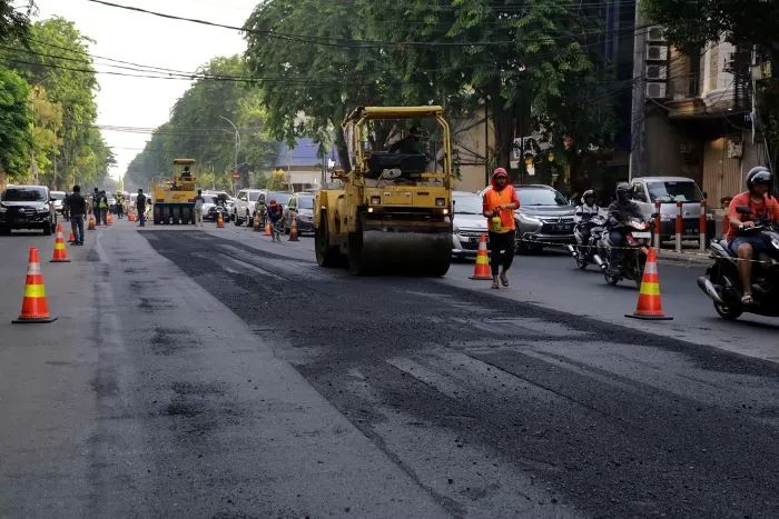 Pengaspalan jalan di Surabaya.