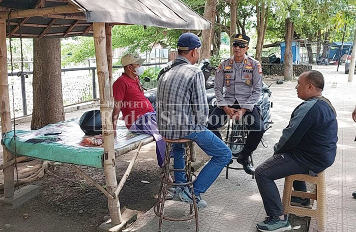 PENERTIBAN: Anggota Polres Situbondo, berdiskusi dengan debt collector di pinggir Jalan Raya, Kecamatan Panji, Senin (23/2).  