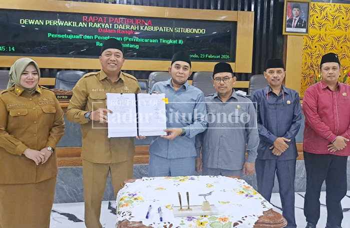 TEKEN PERSETUJUAN: Ketua DPRD Situbondo, Mahbub Djunaidi dan Bupati Situbondo, Yusuf Rio Wahyu Prayogo menunjukkan dokumen yang sudah ditandatangani, Senin (23/2).