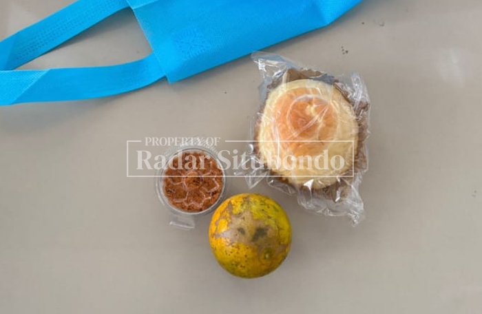 SEDERHANA: Satu buah jeruk, kue pia, dan abon kemasan kecil yang dibagikan kepada murid sebagai menu bulan puasa di SPPG PP Nurul Hikam, Desa Kesambirampak, Kecamatan Kapongan, Situbondo, Senin (23/2)