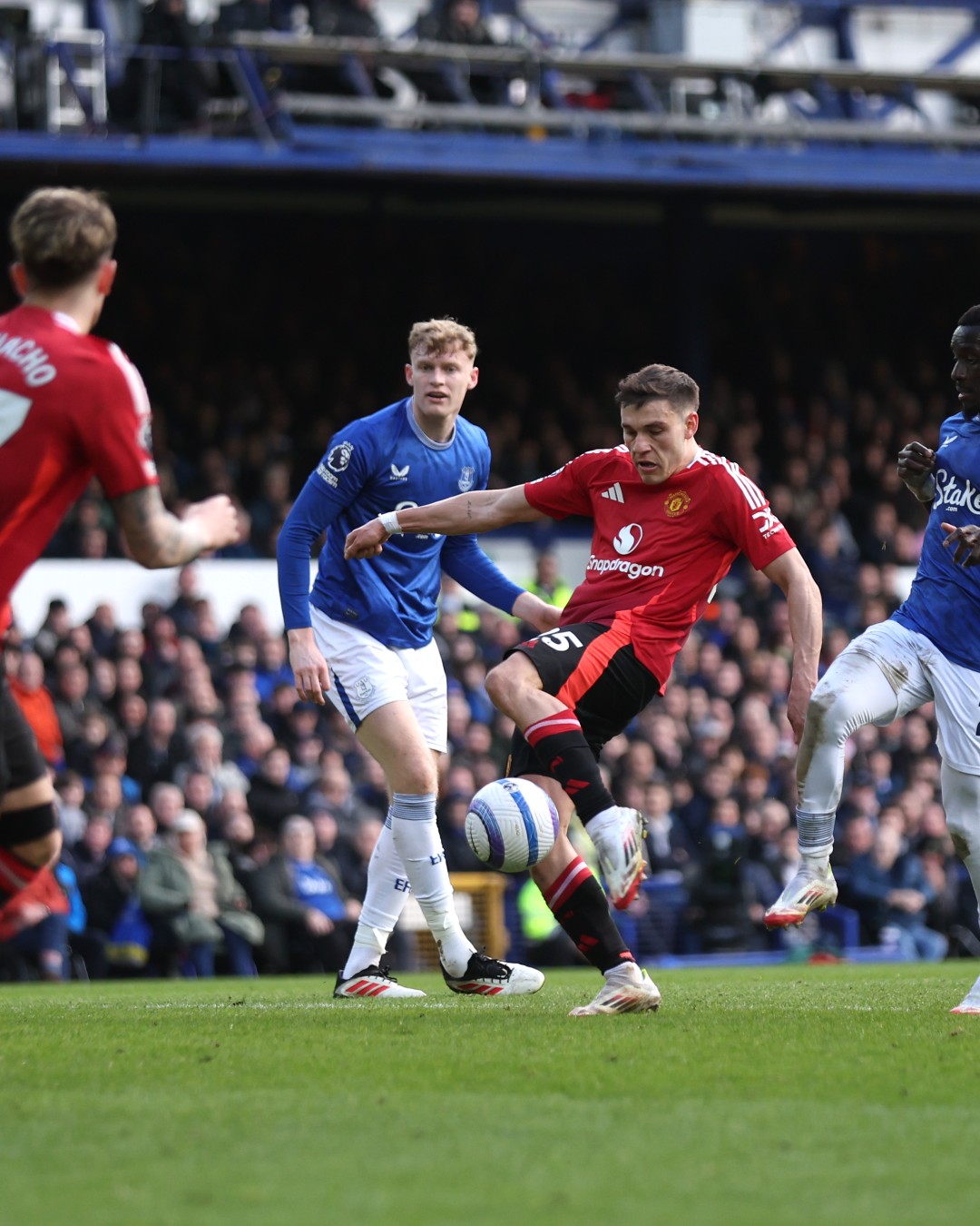 Aksi Ugarte saat melawan Everton.