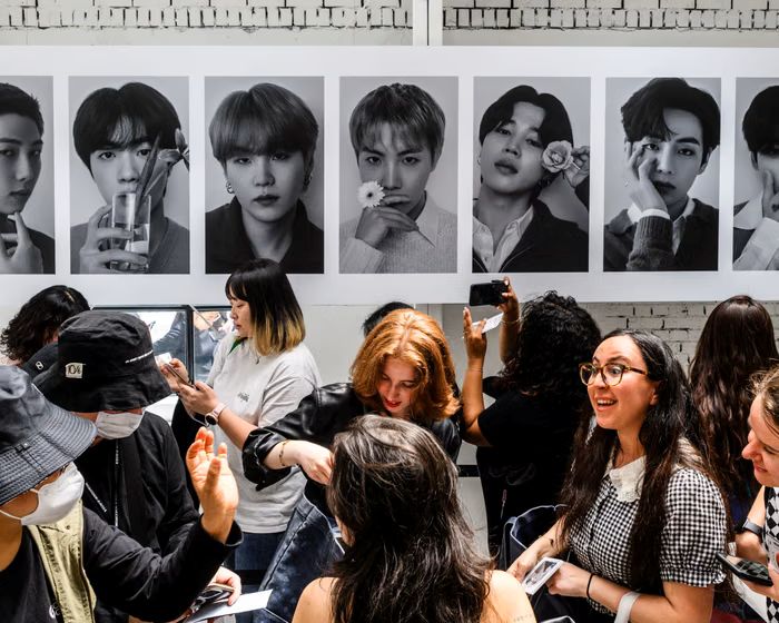 Para penggemar membeli merchandise di toko pop-up BTS di Seoul, Korea Selatan.
