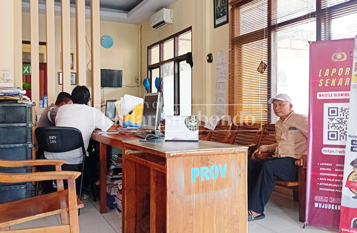 CARI KEADILAN : Rebus Susanto, korban dugaan penipuan umrah rombongan PCNU Situbondo berada di ruang Kepala Seksi Pengawasan (Kasiwas) Polres Situbondo,  Selasa (24/2). 