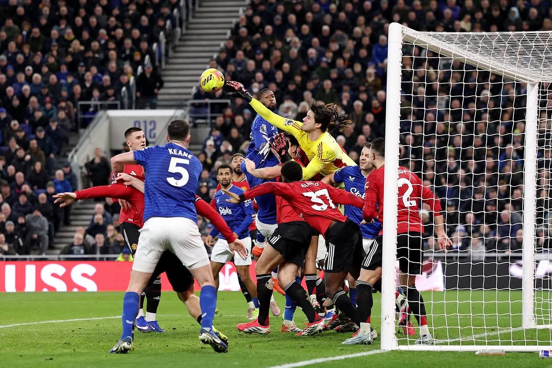 Aksi kiper Man United, Sanne Lammens saat hadapi meta corner ala Arsenal yang dilakukan Everton.