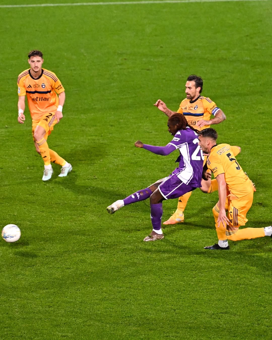 Aksi Moise Kean saat melawan Pisa.