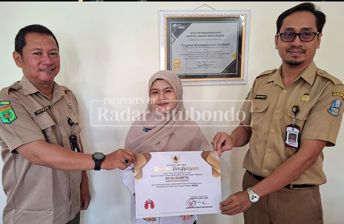 MOMEN BAHAGIA: Tiga Karyawan IHC RS Elizabeth Situbondo tampak bangga menunjukan piagam penghargaan, Rabu (25/2). 