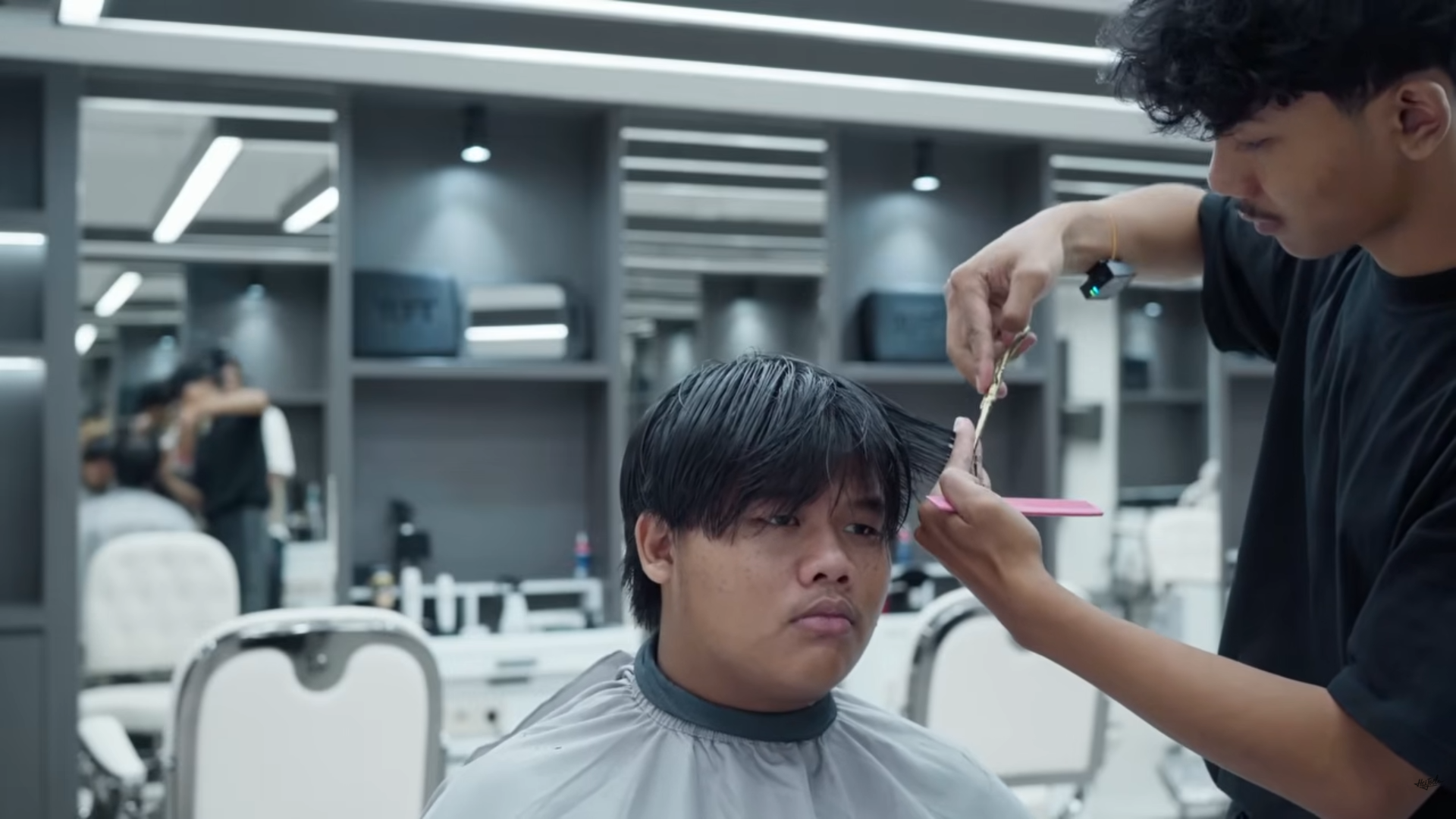 Ilustrasi potong rambut.