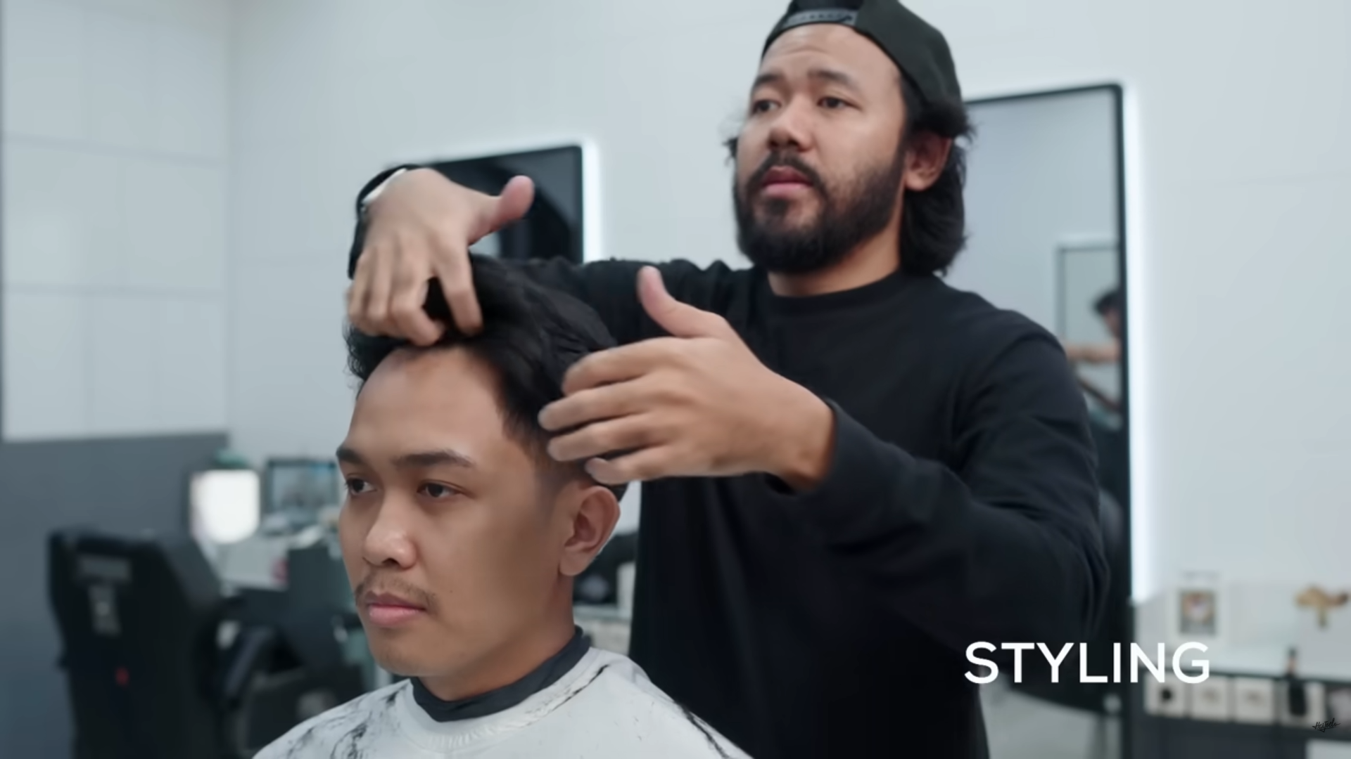 Ilustrasi potong rambut.