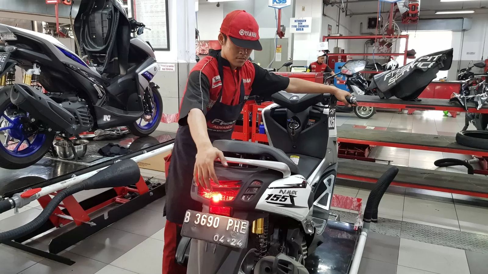 Ilustrasi service motor.
