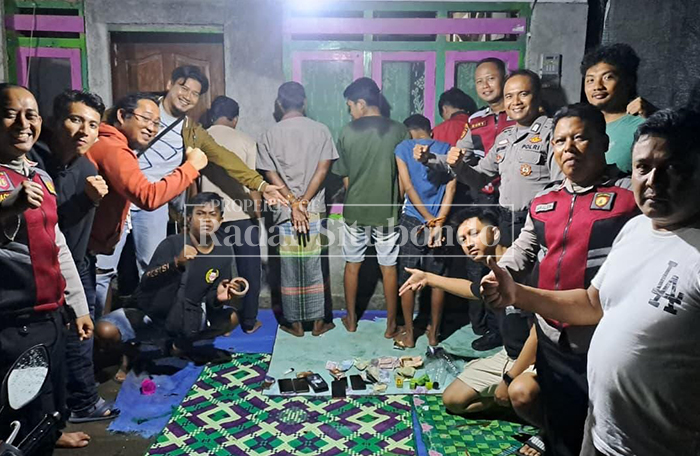 TERCIDUK: Delapan pemuda diamankan tim Resmob dan Shabara Polres Situbondo, Kamis dini hari (26/2). 