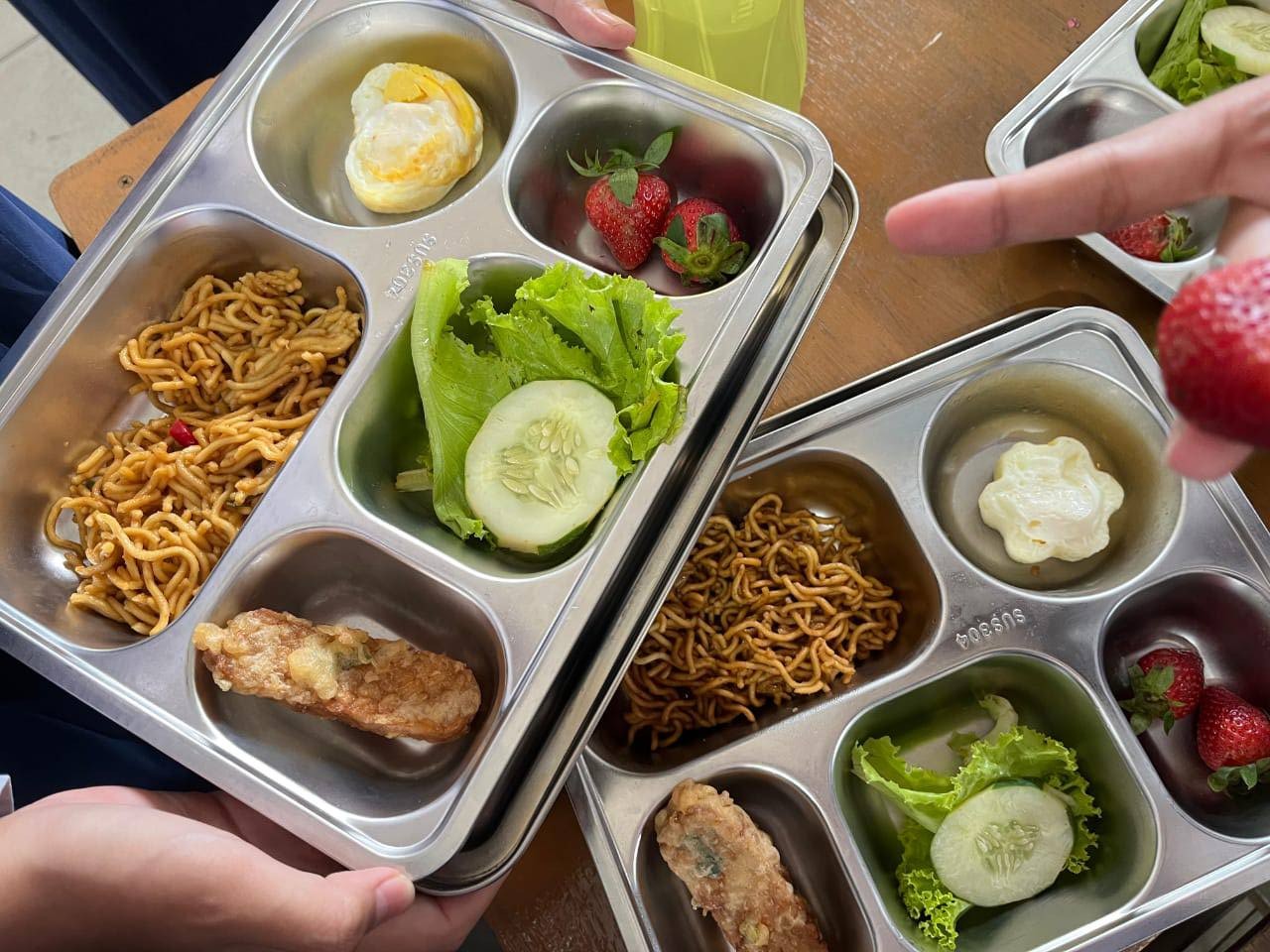 MBG dengan menu mie goreng.