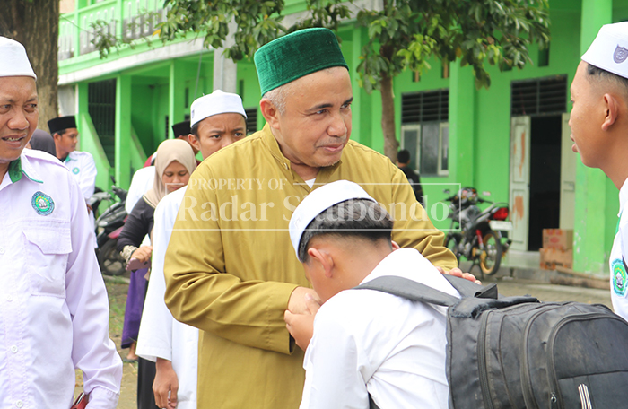 PAMITAN: Santri putra mencium tangan Habib Muhammad Taufik Al Djufri, Pengasuh Pondok Pesantren Nurul Huda, Desa Peleyan, Kecamatan Kapongan, Rabu lalu (25/2).