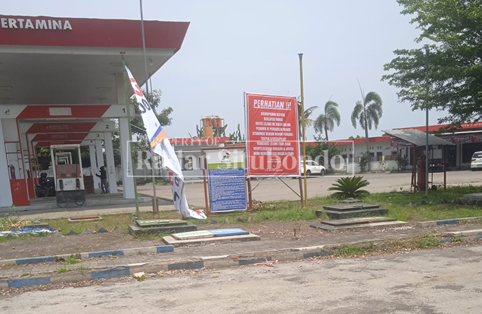 DILELANG: Baliho lelang ditempel di SPBU Desa Landangan, Kecamatan Kapongan, belum lama ini.