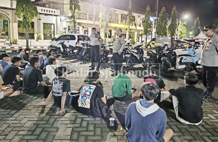 BALAP LIAR: Puluhan pemuda diamankan di halaman Mapolres Situbondo, belum lama ini. 