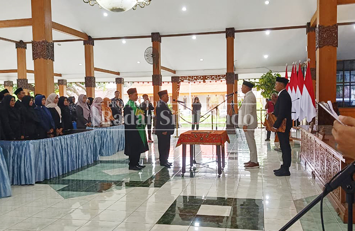 DIPILIH JADI Pj SEKDA: Bupati Situbondo, Yusuf Rio Wahyu Prayogo melantik Pj Sekda, Akhmad Yulianto, di Pendapa Rakyat Situbondo, Sabtu (28/2). 