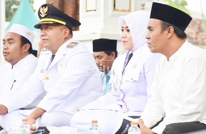 SAPA MASYARAKAT: Bupati Yusuf, Mas Rio bersama Wabup Ulfiyah menyapa warga Situbondo. Keduanya juga melaporkan capaian kinerja dalam acara Sataon Rio&ndash;Ulfi di Alun-Alun Situbondo, Minggu sore (1/3).