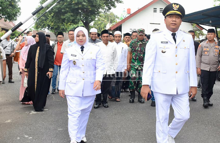 SAPA MASYARAKAT: Bupati Yusuf, Mas Rio bersama Wabup Ulfiyah menyapa warga Situbondo. Keduanya juga melaporkan capaian kinerja dalam acara Sataon Rio&ndash;Ulfi di Alun-Alun Situbondo, Minggu sore (1/3).